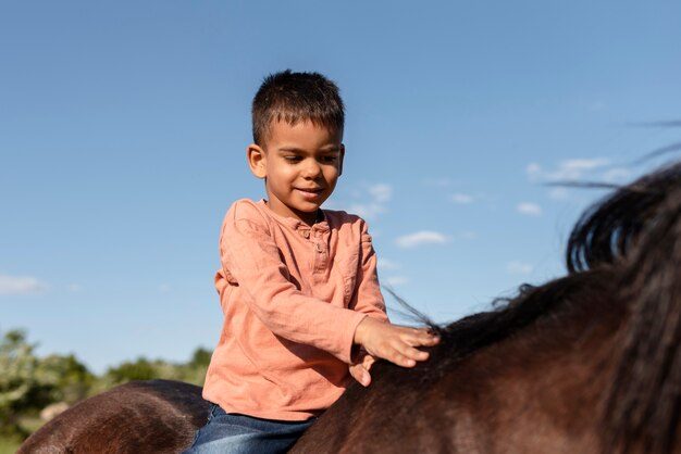 Niño pasando tiempo en la naturaleza