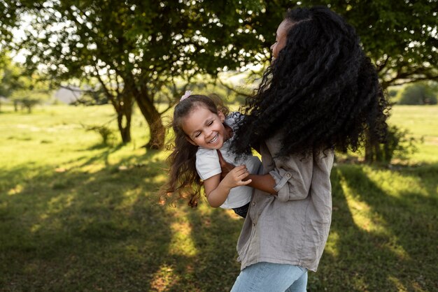 Niño pasando tiempo con sus padres.