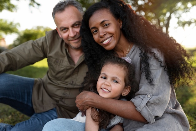 Foto gratuita niño pasando tiempo con sus padres.