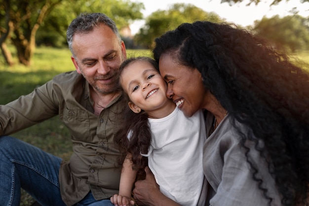 Niño pasando tiempo con sus padres.