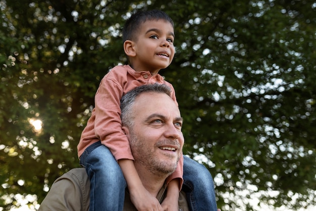 Foto gratuita niño pasando tiempo con sus padres.