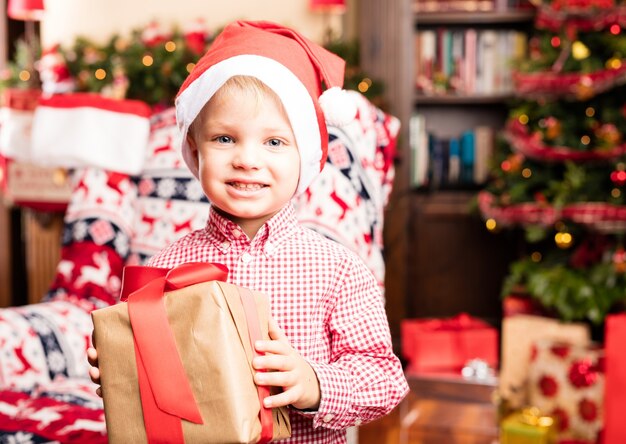 Niño pasándolo bien en navidad