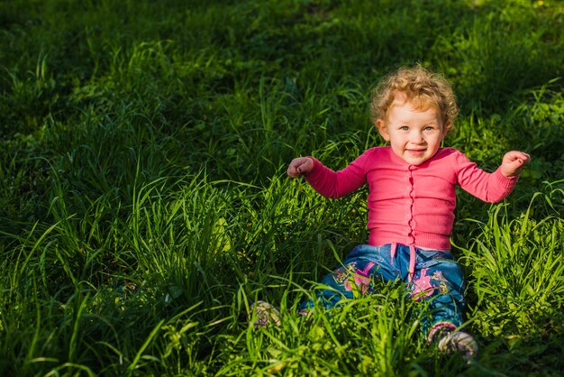 Foto gratuita niño pasándolo bien en el parque