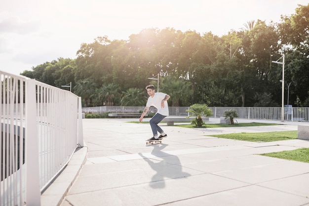 Niño patinador montado en patineta