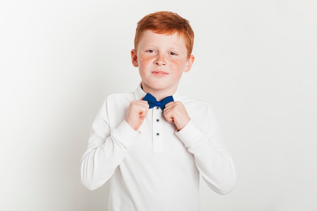 Niño pelirrojo con corbata de moño