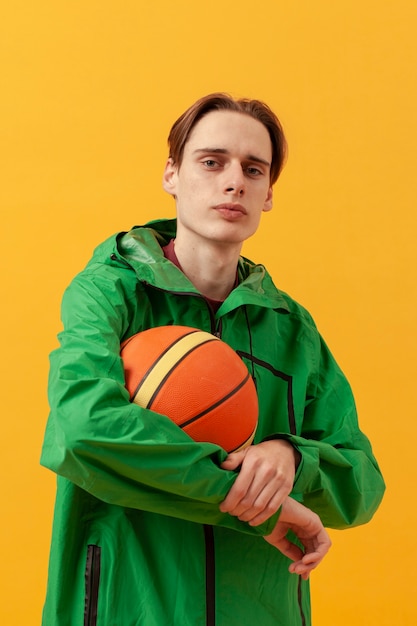 Niño con pelota de baloncesto