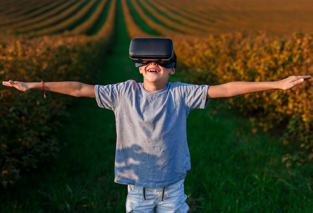 Niño pequeño adorable divirtiéndose con gafas de realidad virtual