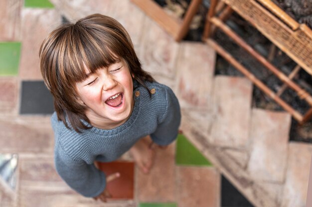 Niño pequeño, aire libre, sonriente