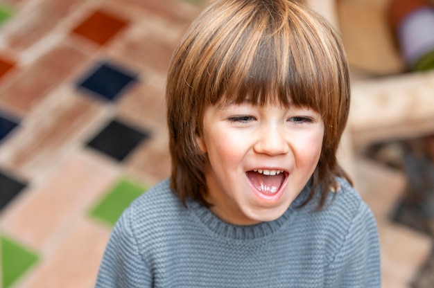 Niño pequeño, aire libre, sonriente