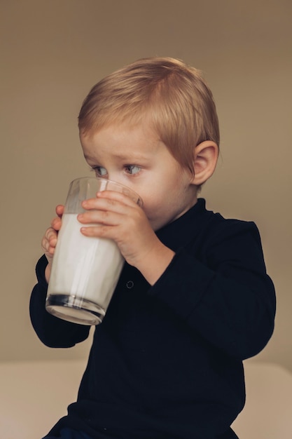 Niño pequeño bebiendo leche