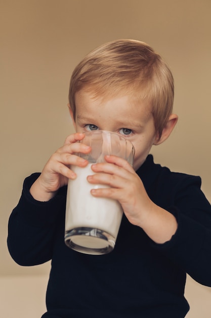 Niño pequeño bebiendo leche