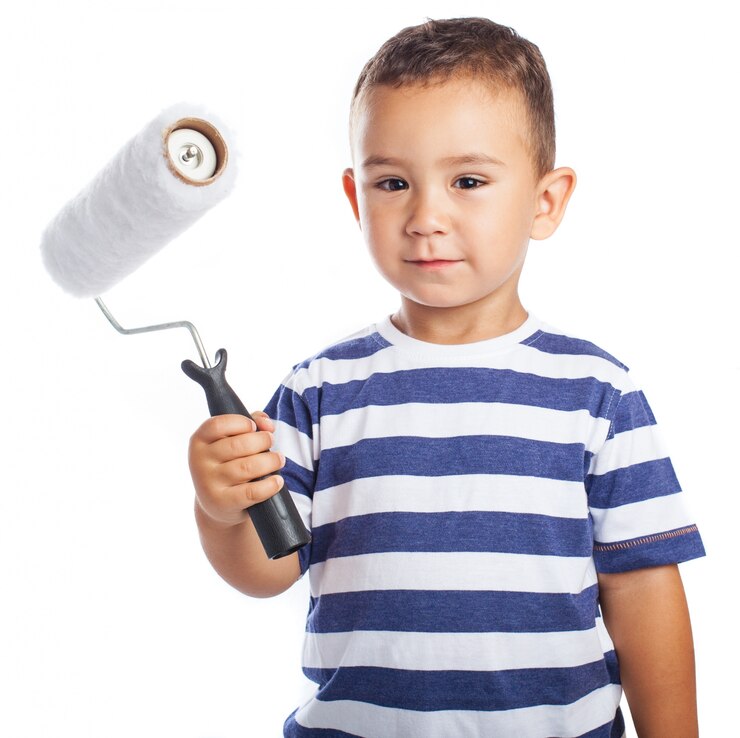Foto gratuito niño pequeño con una brocha de pintura