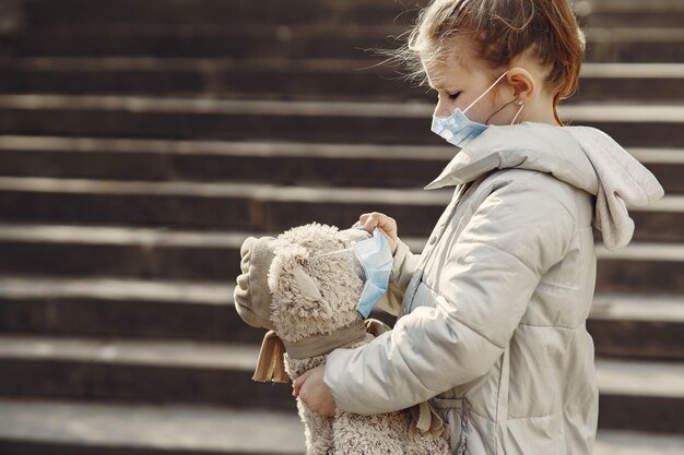 Niño pequeño camina afuera en una máscara