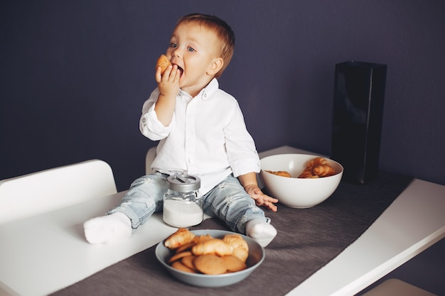 Foto gratuita niño pequeño en casa