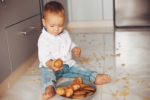 Niño pequeño en casa