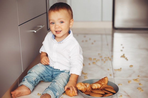 Niño pequeño en casa