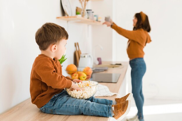 Niño pequeño en la cocina