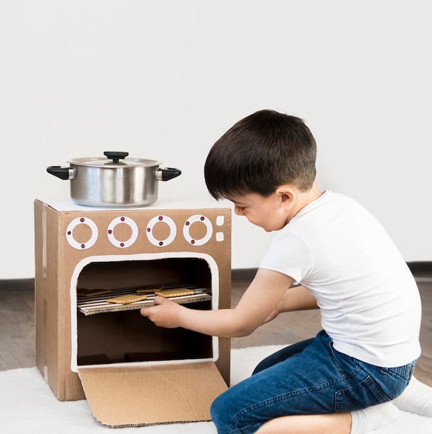 Foto gratuita niño pequeño cocinando en casa