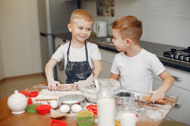 Niño pequeño cocinar la masa para galletas