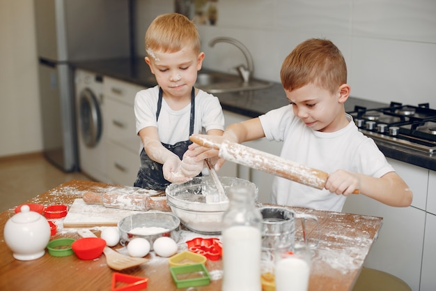 Niño pequeño cocinar la masa para galletas