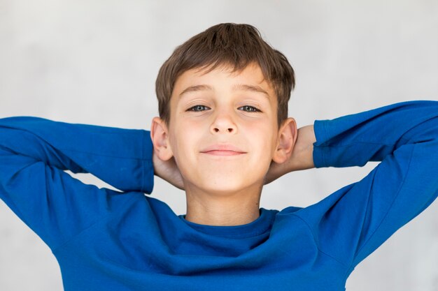 Niño pequeño, conseguir un poco de tiempo para relajarse