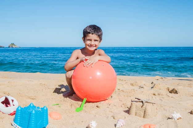 Foto gratuita niño pequeño disfrutando del verano