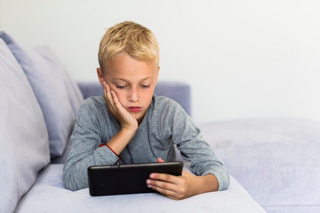 Niño pequeño divirtiéndose con tablet