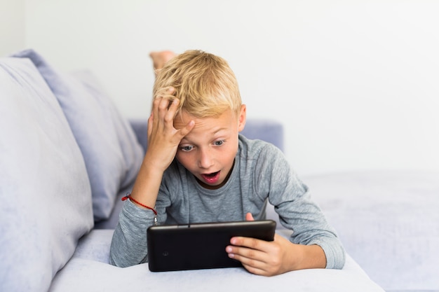 Niño pequeño divirtiéndose con tablet