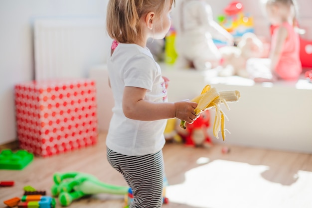 Niño pequeño con frutas en el aula