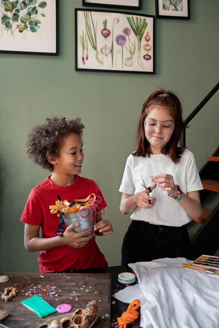 Foto gratuito niño pequeño haciendo un proyecto de bricolaje con materiales reciclados