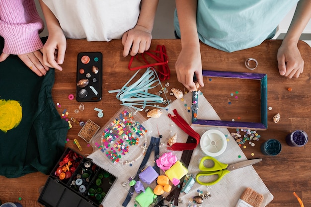 Niño pequeño haciendo un proyecto de bricolaje con materiales reciclados