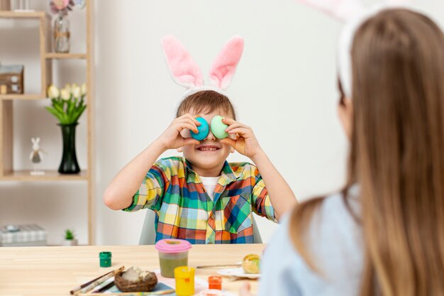 Niño pequeño, juego, con, huevos