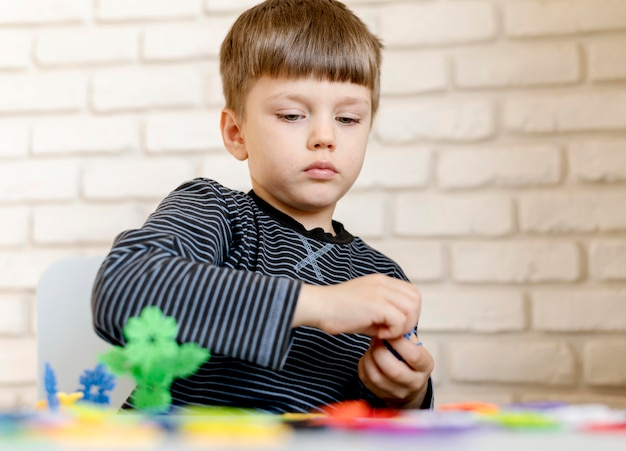 Foto gratuita niño pequeño jugando en el interior