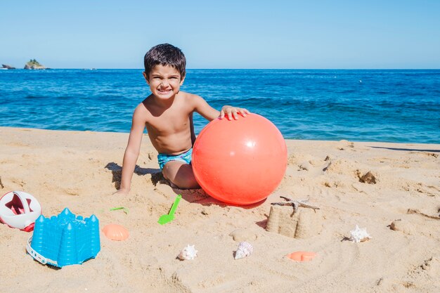 Niño pequeño jugando en la playa