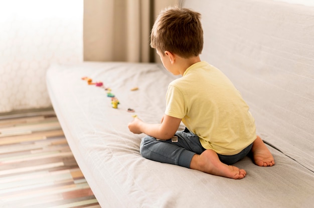 Niño pequeño jugando en el sofá