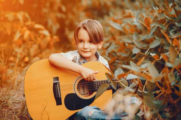 Niño pequeño lindo que juega en un parque