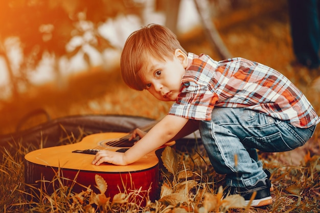 Niño pequeño lindo que juega en un parque