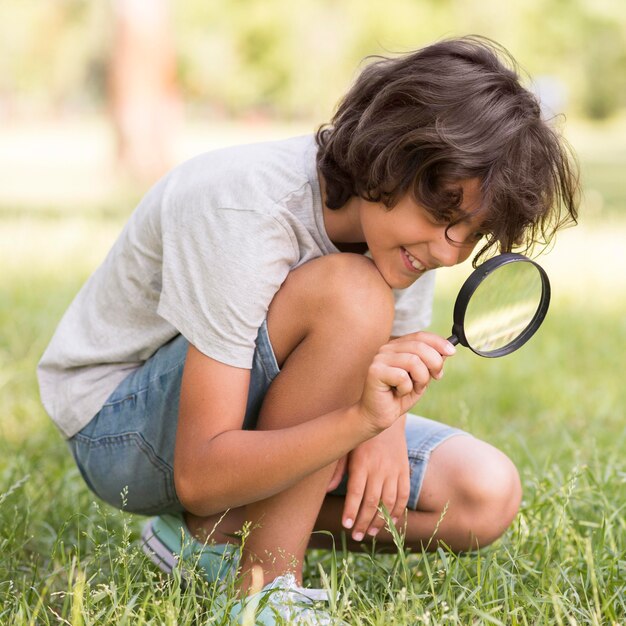 Niño pequeño con lupa