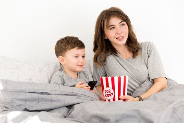 Niño pequeño con mamá en la cama