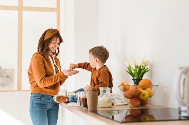 Niño pequeño con mamá en la cocina