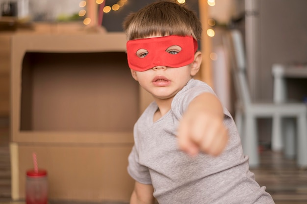 Foto gratuita niño pequeño, con, máscara