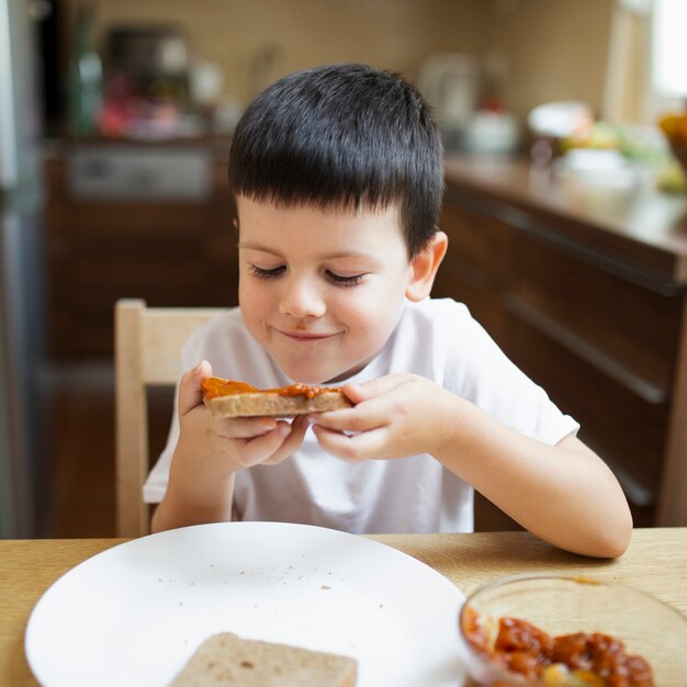 Niño pequeño, merienda, en casa