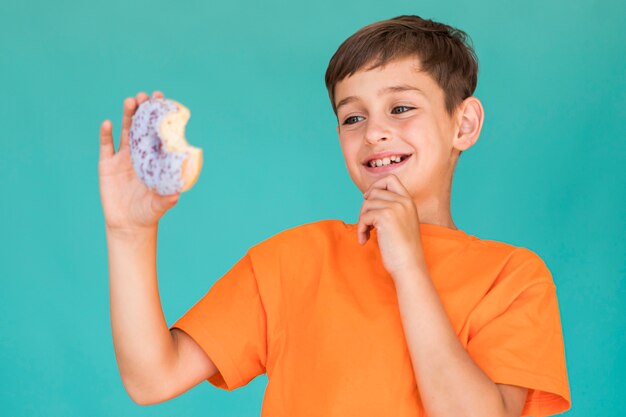 Niño pequeño mirando una rosquilla