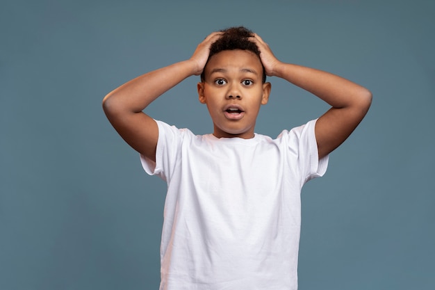 Foto gratuita niño pequeño, mirar, sorprendido