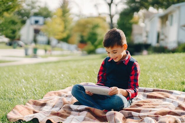 Niño pequeño en un parque de otoño