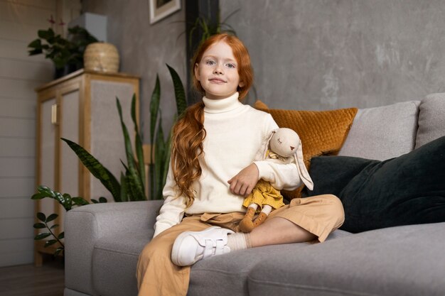 Foto gratuita niño pequeño pasando tiempo juntos en la comodidad de su hogar