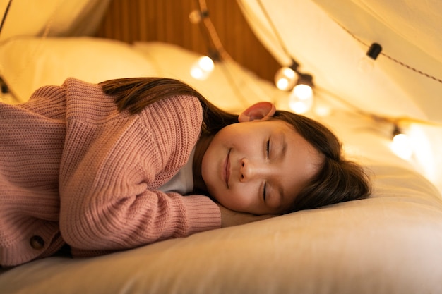 Foto gratuita niño pequeño pasando tiempo juntos en la comodidad de su hogar