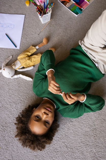 Foto gratuita niño pequeño pasando tiempo juntos en la comodidad de su hogar