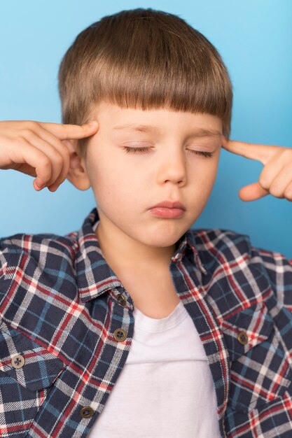 Niño pequeño, pensamiento