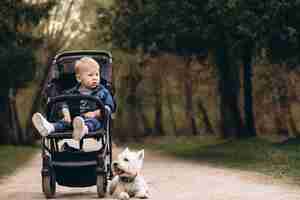 Foto gratuita niño pequeño con perro